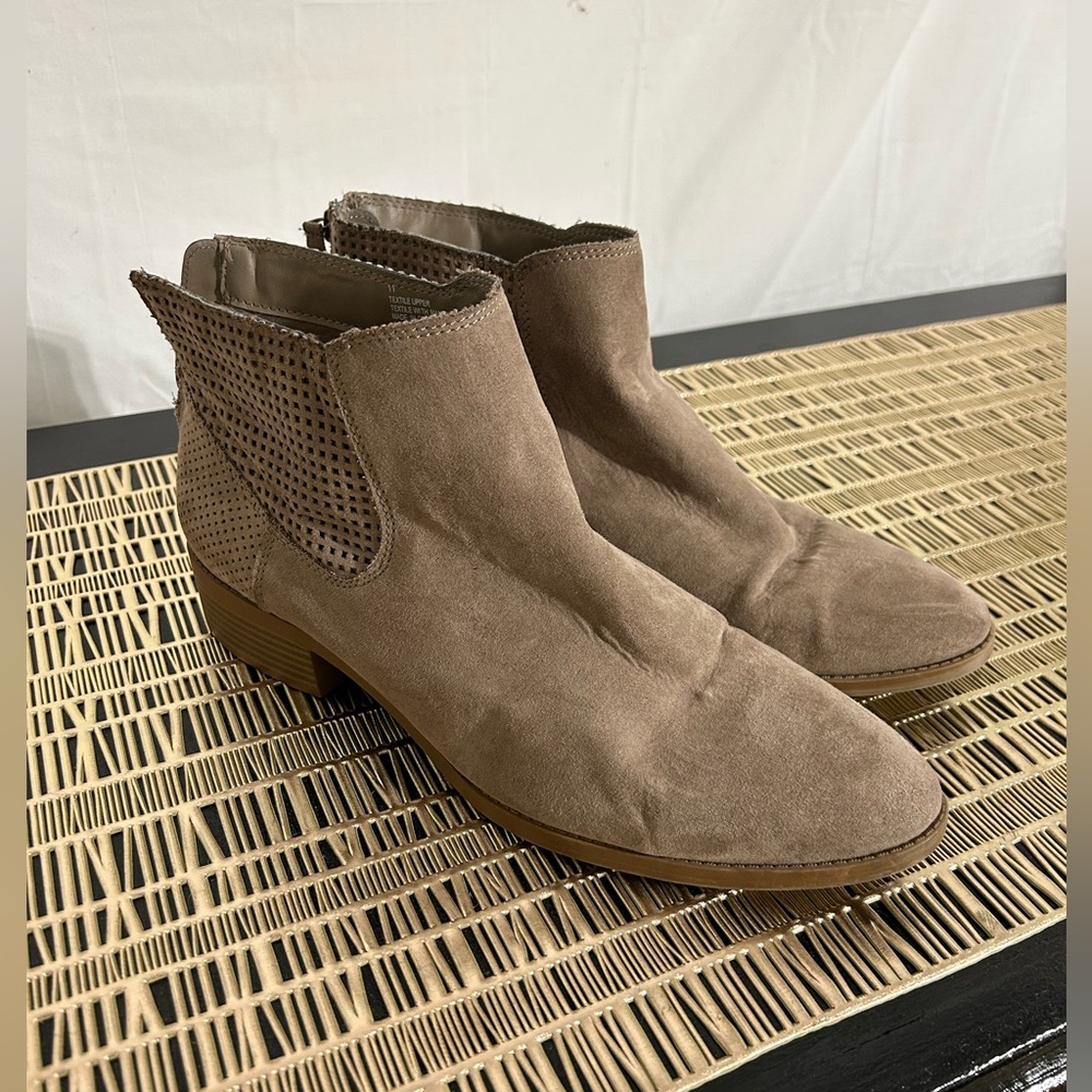 DV by Dolce Vita Perforated Cut Out Micro Suede Ankle Boot Size 11